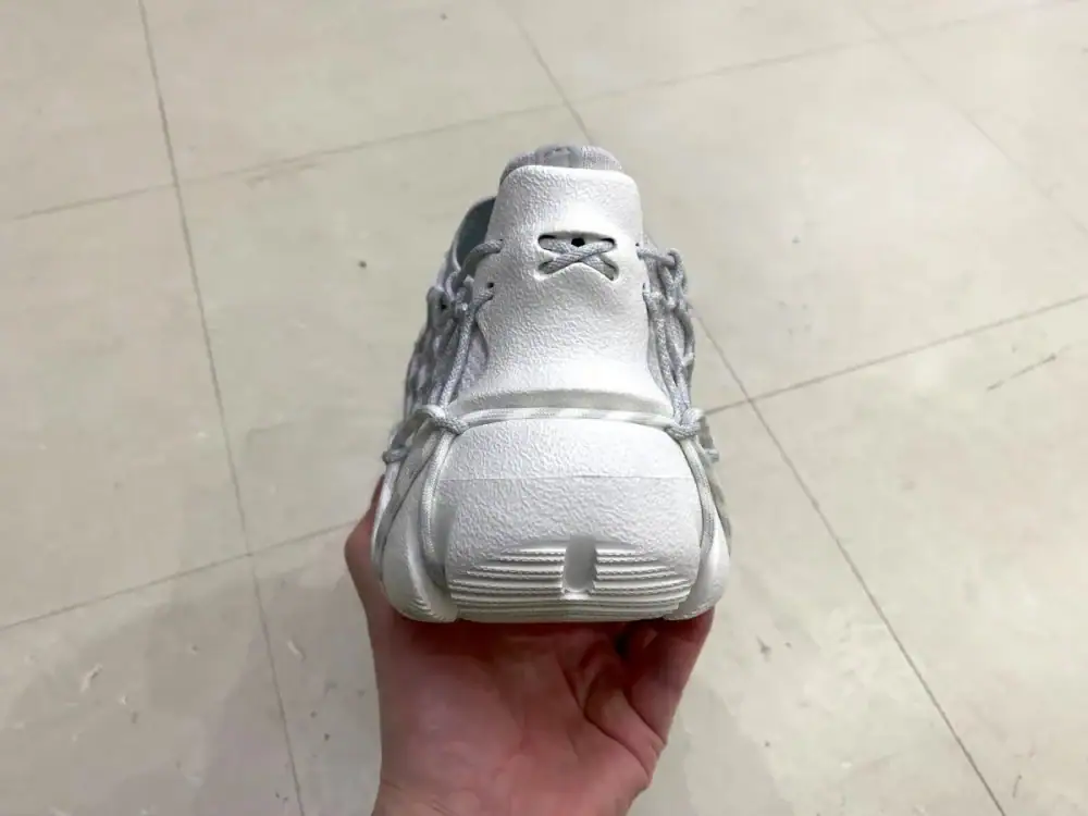 第3位　【履き心地2.0】KEENの傑作「UNEEK」が進化！究極フィットの次世代モデルをエディターが試し履き