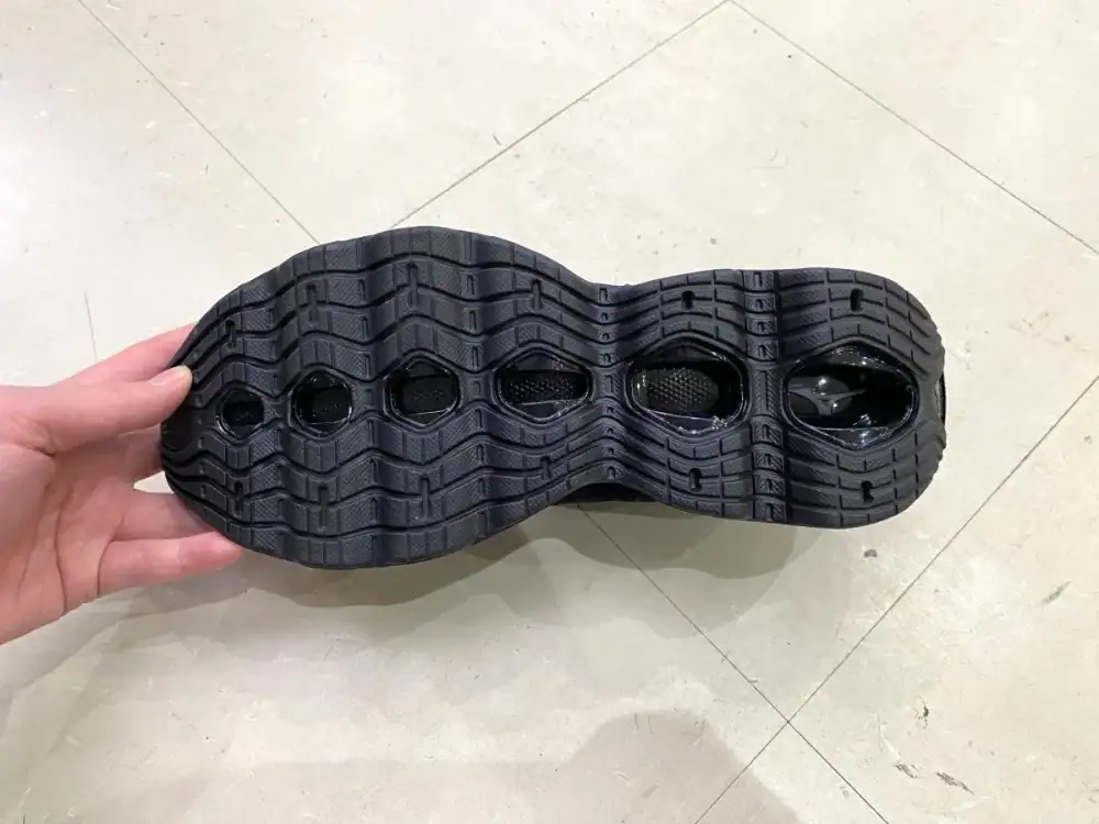 第2位　【革靴顔なのに異次元クッション】これがハイブリッドの完成形！ミズノ「ウエーブプロフェシー モック」をエディターが試し履き