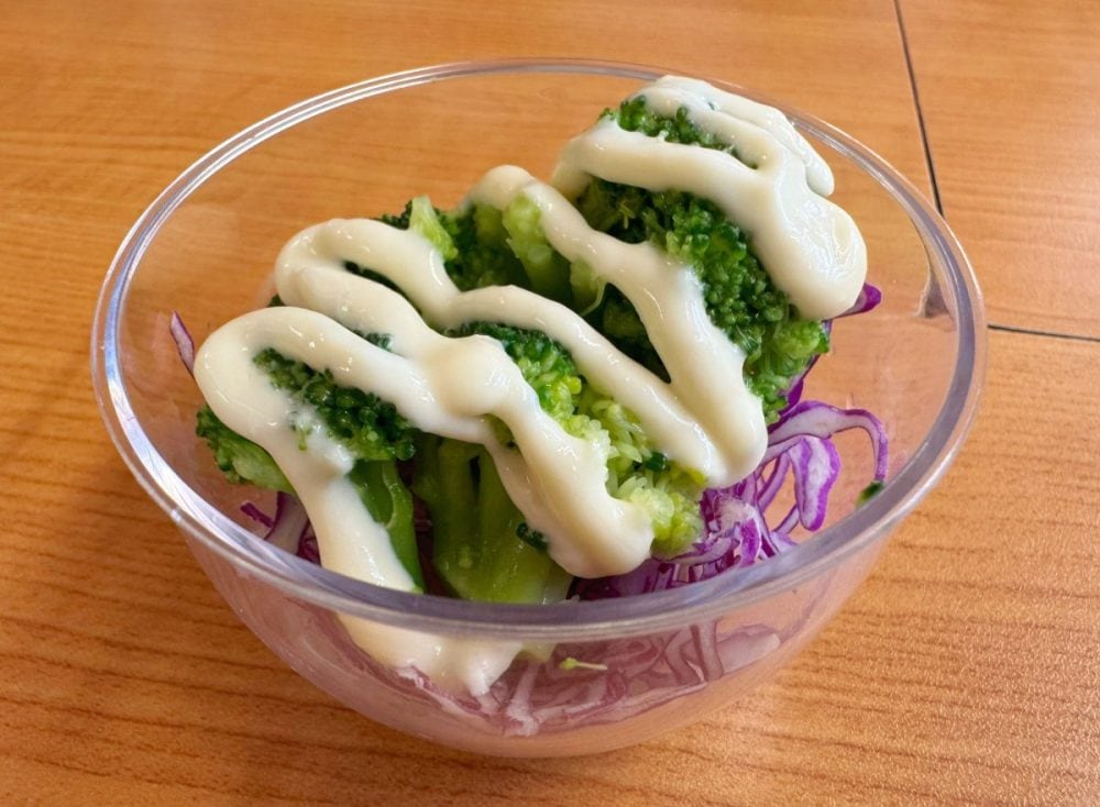 まろやかなアンチョビソースが決め手の「ブロッコリーサラダ」