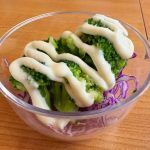 まろやかなアンチョビソースが決め手の「ブロッコリーサラダ」