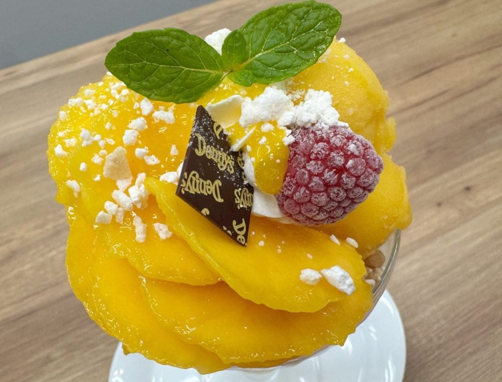 トップには大切りのフレッシュマンゴーを花びらのようにゴージャスに盛り付け