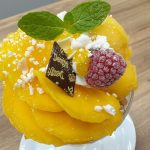 トップには大切りのフレッシュマンゴーを花びらのようにゴージャスに盛り付け