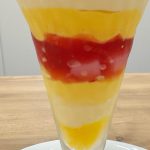 グラスの中は、爽やかなレモンチーズクリームやエキゾチッククリーム、マンゴーソースなど、甘みと風味のバランスが計算し尽くされた幾重にも重なる層で構成