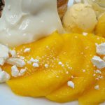 大きくカットされたマンゴーの上には、真っ白なメレンゲをトッピング