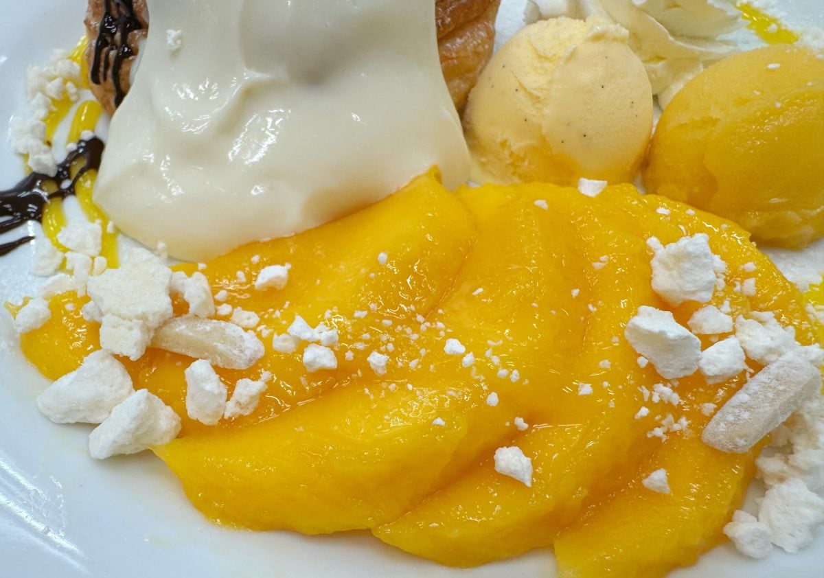 大きくカットされたマンゴーの上には、真っ白なメレンゲをトッピング