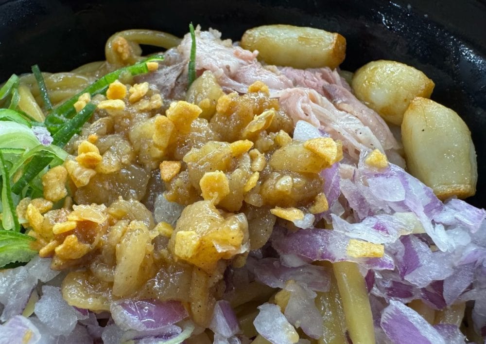 トッピングには、揚げニンニク・フライドガーリックのほか、薄切りに仕上げたローストビーフ、青ねぎ、レッドオニオンと具材たっぷり