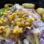 トッピングには、揚げニンニク・フライドガーリックのほか、薄切りに仕上げたローストビーフ、青ねぎ、レッドオニオンと具材たっぷり