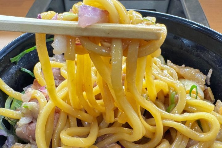 【正直レポ】くら寿司「禁断のにんにくMAXまぜそば」の破壊力がヤバい!“匂いテロ注意”の背徳感も最高だった