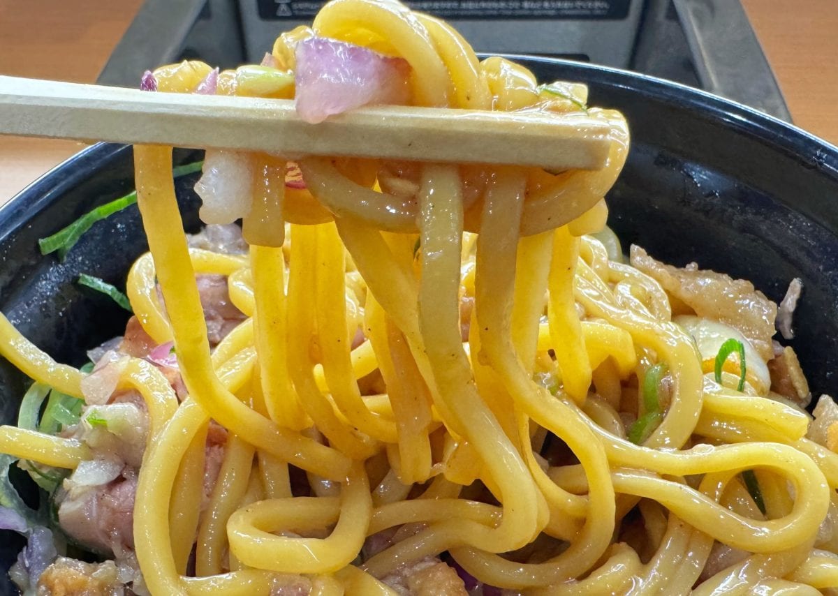 にんにくのトリプルパンチがヤバすぎ!?くら寿司藤原系第3弾「にんにくMAXまぜそば」を正直レポ。前回と比較して見えた実力とは?