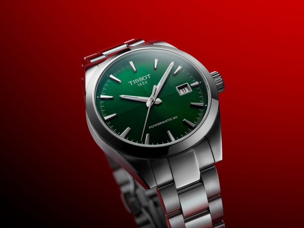 サンレイ仕上げを施したピラミッド型のフォルムに広がるシルバー、ブラック、ダークブルー、ダークグリーンの4色のダイアルは、光を受けて豊かな表情を生み出す