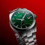 サンレイ仕上げを施したピラミッド型のフォルムに広がるシルバー、ブラック、ダークブルー、ダークグリーンの4色のダイアルは、光を受けて豊かな表情を生み出す