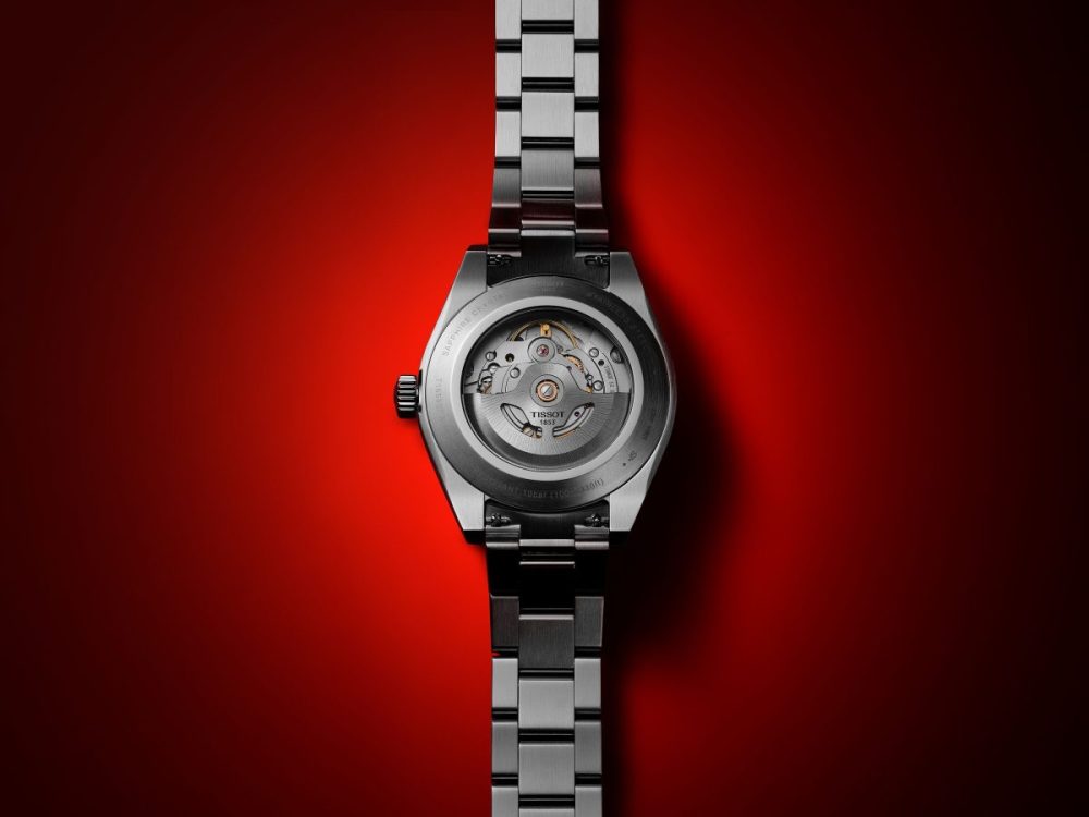 シースルーケースバックからは、時計に命を吹き込むクラフツマンシップを垣間見ることができる