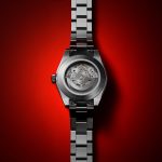 シースルーケースバックからは、時計に命を吹き込むクラフツマンシップを垣間見ることができる