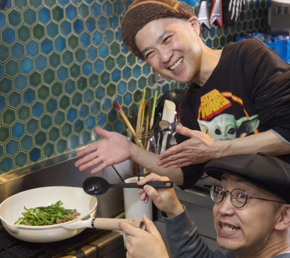 ピーマンを炒めたフライパンにひき肉を入れ、塩・胡椒をして小麦粉を入れ、小麦粉をからめながら炒める。火が通ったらナツメグと焼肉のたれを入れ、ピーマンを戻し入れる