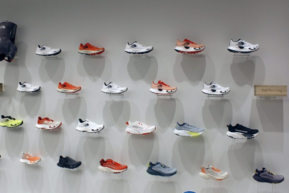 トライルランニング、ロードランニングなどのカテゴリー毎にディスプレイされている