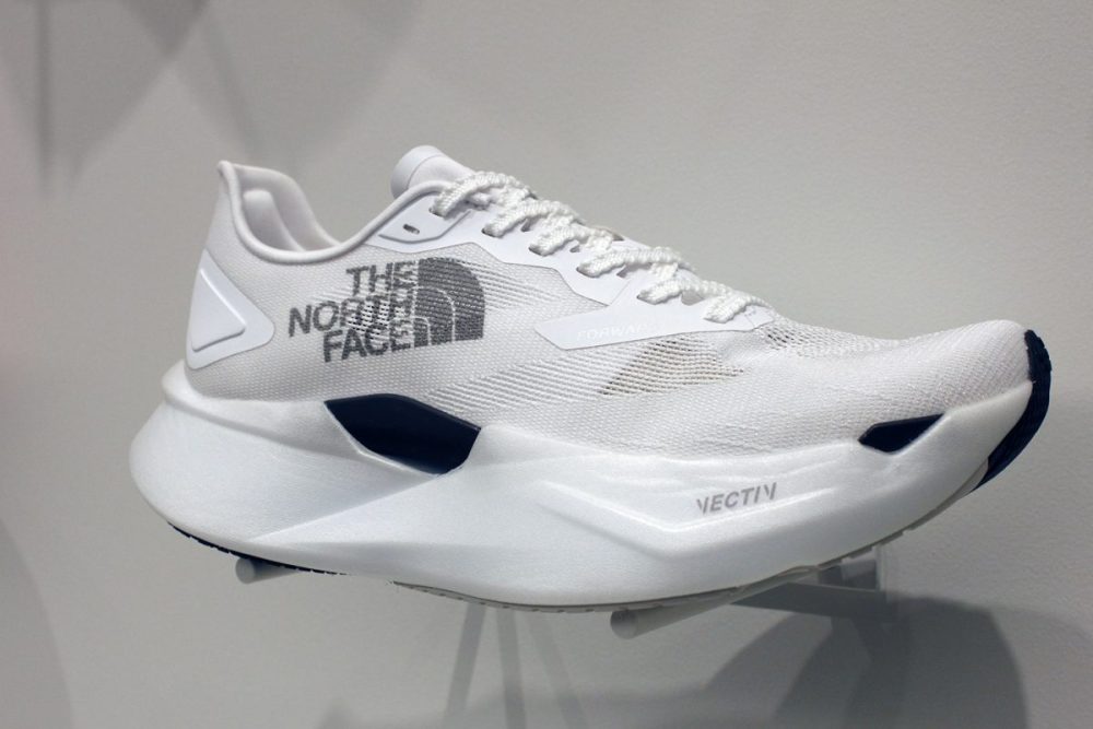 日本発のロードランシューズ「ベクティブ フォワード」