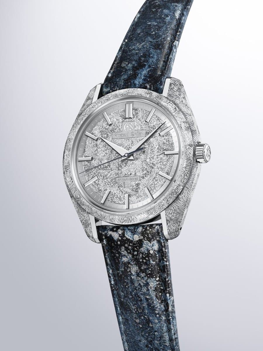 京都レザーによるストラップには、躍動感のある水の流れと岩にはじける水しぶきの輝きを、手加工の箔押しで表現