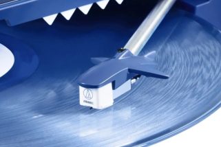 【大人のタイパ疲れに】盤面をサメが泳ぐ!? 名作レコード機の進化系「SHARK BURGER」は音も誕生秘話も感動モノだった！