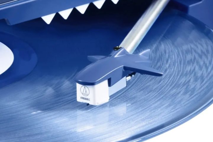 【大人のタイパ疲れに】盤面をサメが泳ぐ!?名作レコード機の進化系「SHARKBURGER」は音も誕生秘話も感動モノだった!