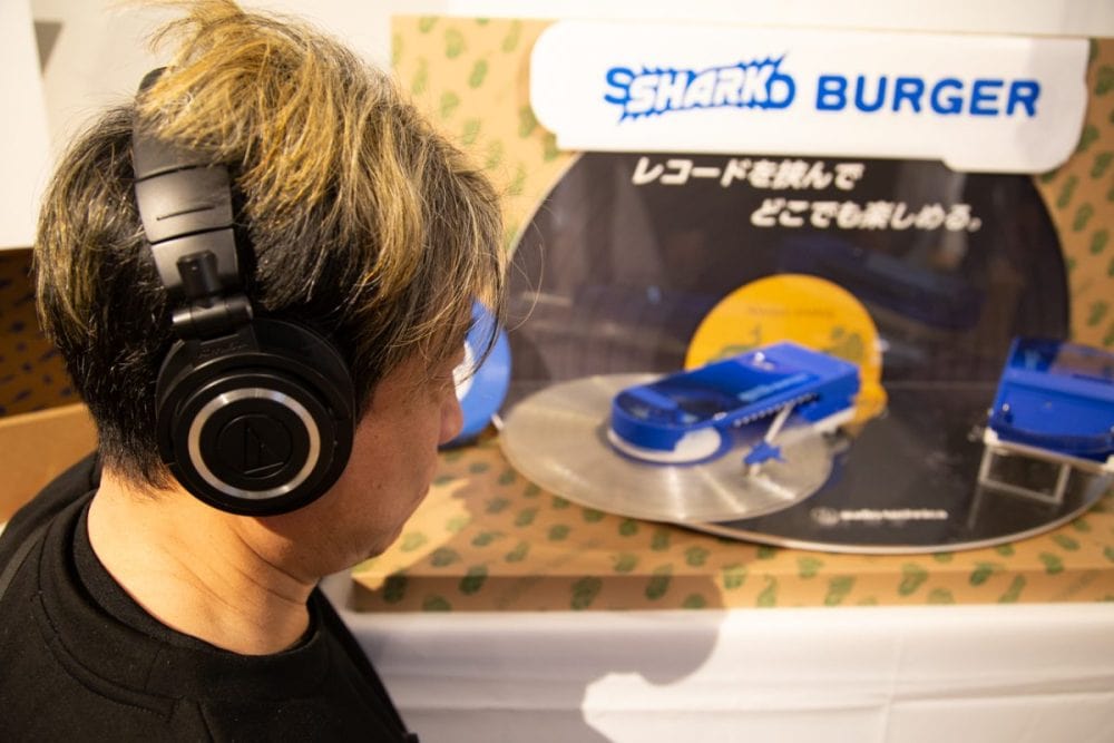 遊び心満載のポータブルレコードプレーヤー「SHARK BURGER」を試してみたら感動したけど、誕生背景まで感動モノだった！
