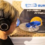 遊び心満載のポータブルレコードプレーヤー「SHARK BURGER」を試してみたら感動したけど、誕生背景まで感動モノだった！
