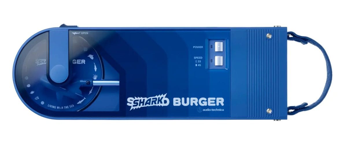 内蔵バッテリー駆動だから、場所を選ばずに好きなところでレコード再生を楽しめる設計