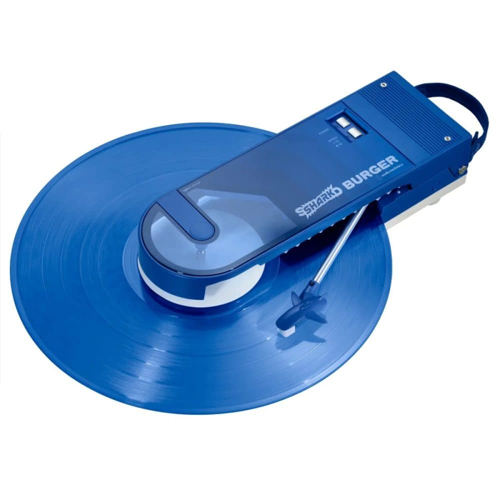 本体は幅10cmm×長さ29cmと非常にコンパクトで、そのサイズ感ながら内蔵バッテリー駆動