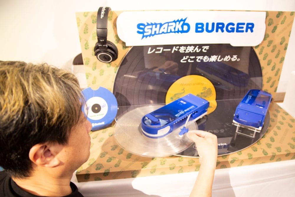 オーディオテクニカ×気仙沼の「サメ漁」共創プロジェクトにより誕生したポータブルレコードプレーヤー