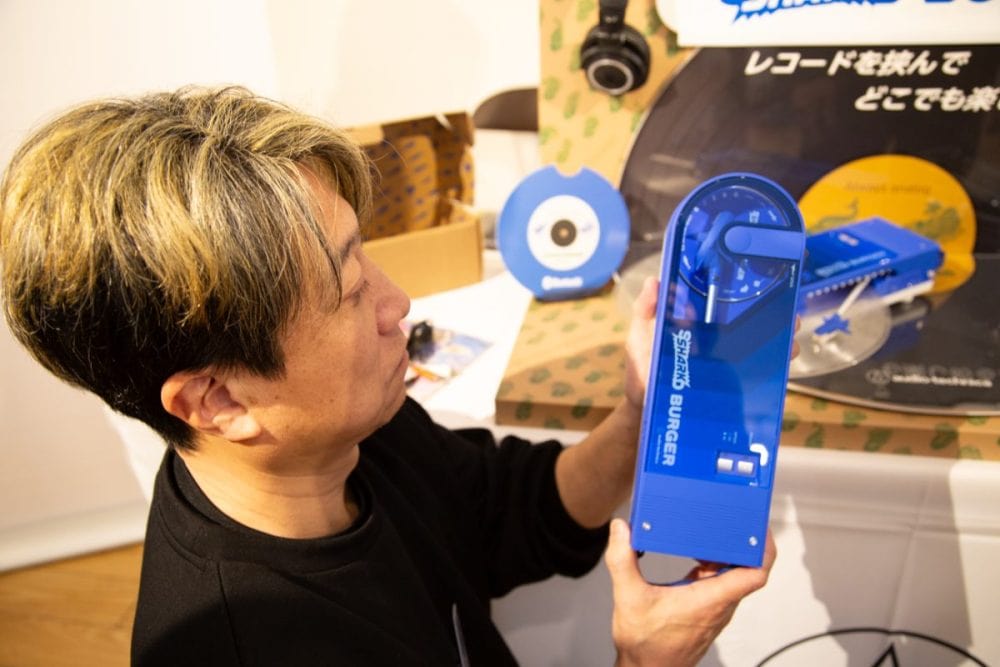 アナログレコードの場合、儀式も数多く、時間はどんどんロスしていくのですが、それらの余白が気持ちのゆとりを生んでいます