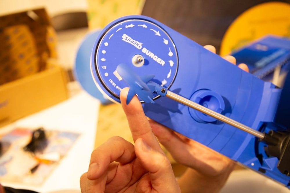 アナログレコードの場合、レコードを探すのも、曲を探すのもひと手間かかる