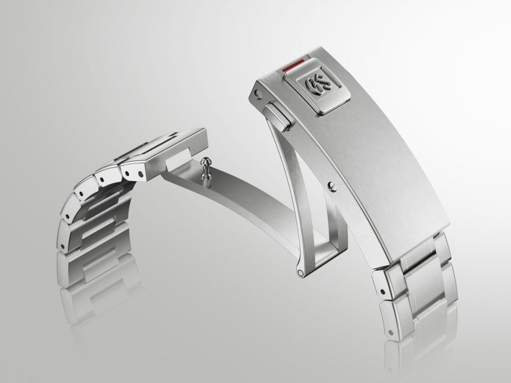 ケース・ブレスレットには、重量がステンレススチールより約30％軽い「ブライトチタン」 を採用