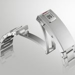 ケース・ブレスレットには、重量がステンレススチールより約30％軽い「ブライトチタン」 を採用