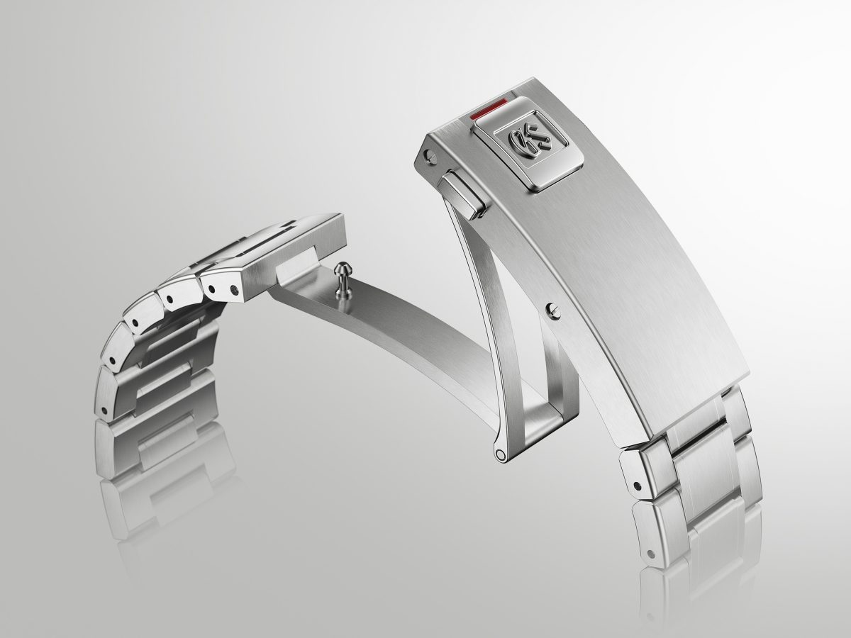 ケース・ブレスレットには、重量がステンレススチールより約30％軽い「ブライトチタン」
を採用