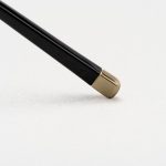 あえて末端に重みを置くことで、レンズによる前重⼼を軽減し、前後バランスを最適化する「無重⼒バランス」