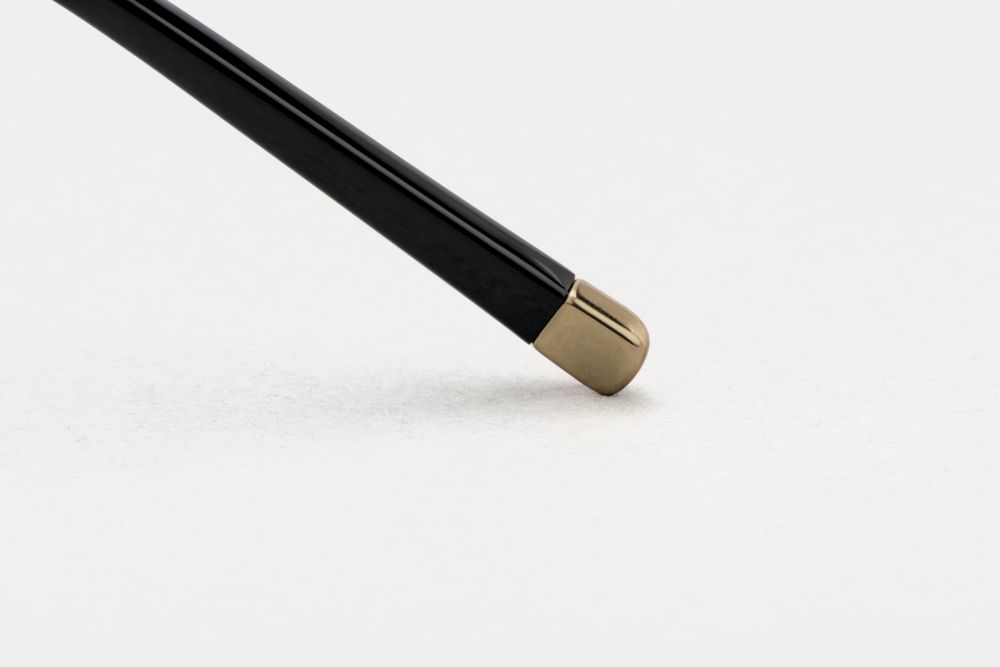 あえて末端に重みを置くことで、レンズによる前重⼼を軽減し、前後バランスを最適化する「無重⼒バランス」