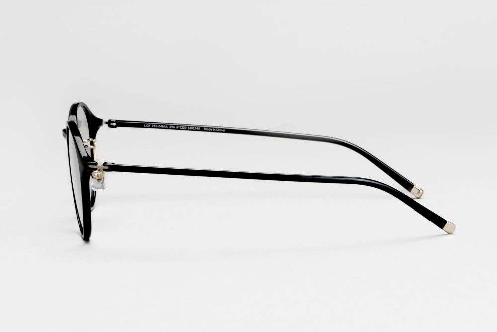 テンプルのラバーをなくし、異素材感を排除した「シームレスな美しさ」