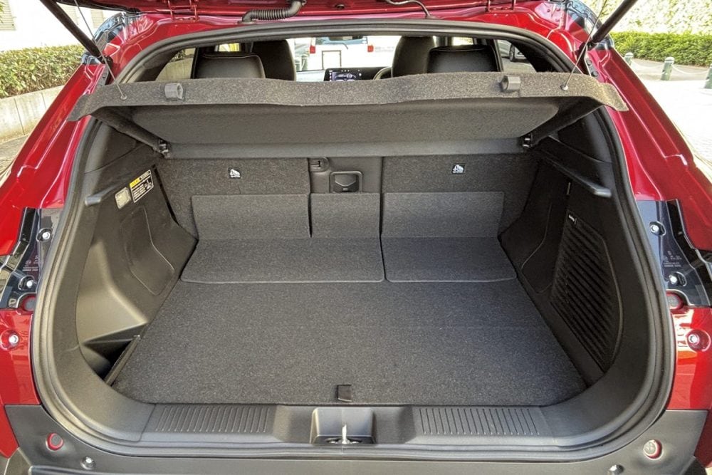 外寸はトヨタ ヤリスクロスとほぼ同等なのに大人5人が余裕で座れる上に、ラゲッジ容量は300L前後