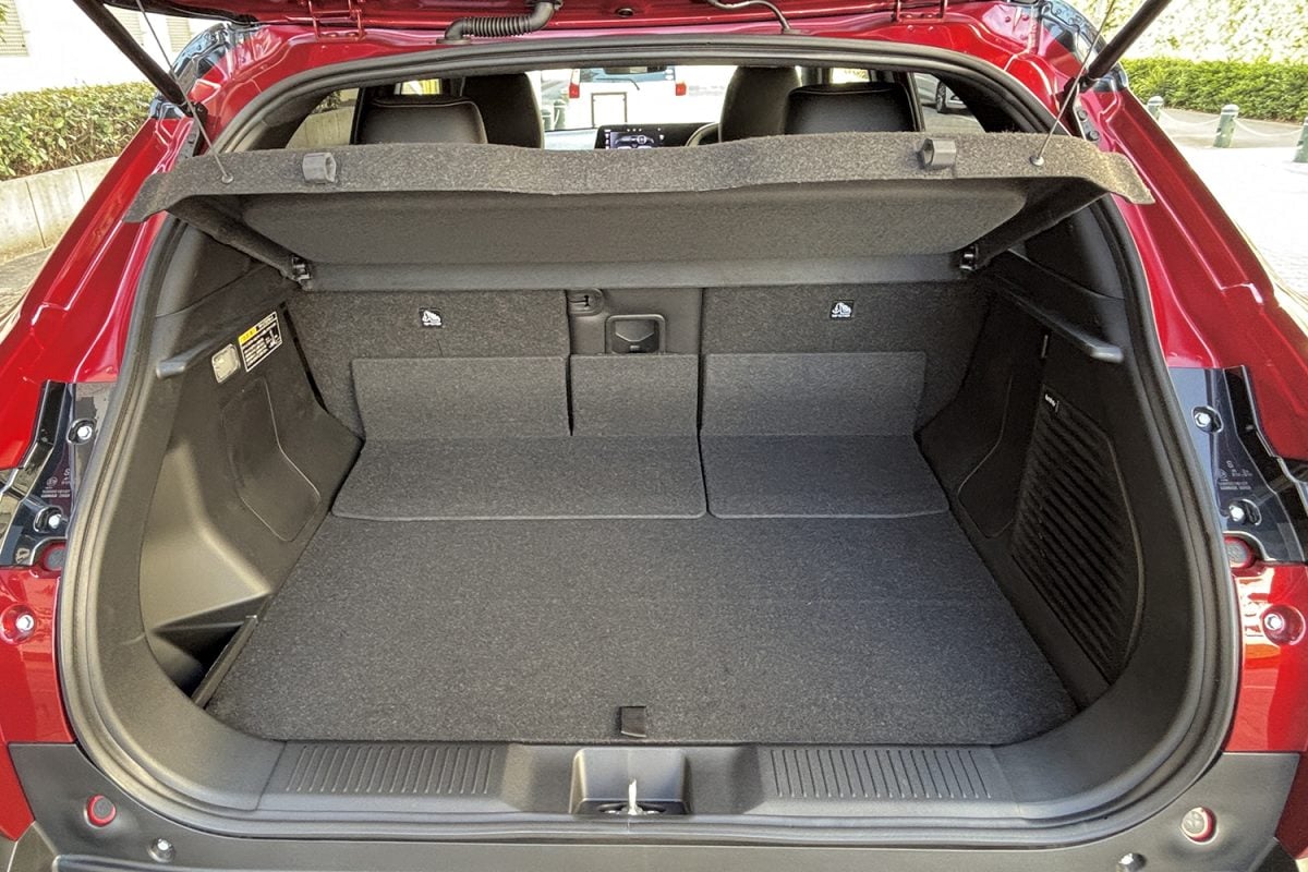 外寸はトヨタ ヤリスクロスとほぼ同等なのに大人5人が余裕で座れる上に、ラゲッジ容量は300L前後