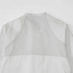 背中の肩甲骨付近に伸縮性の高い生地を採用した「X-Back構造」