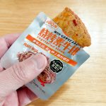 個包装を開封すると、出てきたのは見た目さつま揚げのような食品