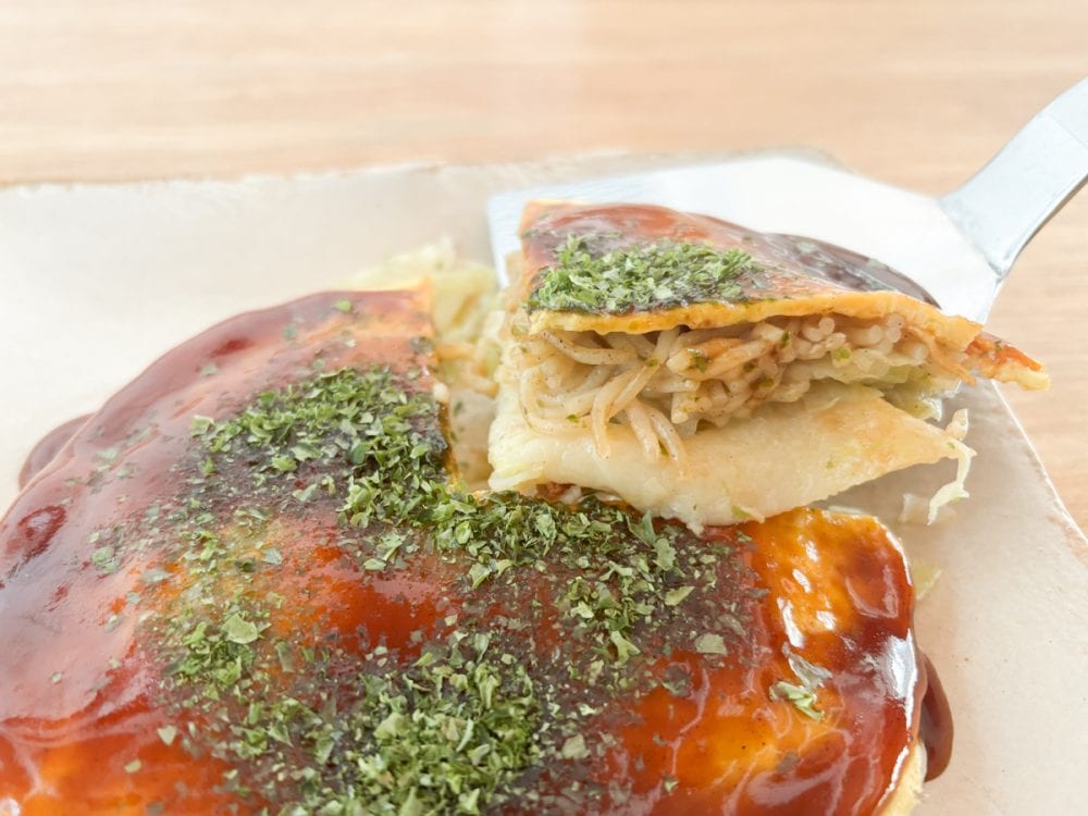 焼きそばと蒸しキャベツがサンドされているビジュアルは、いかにもご当地風ですが……