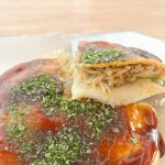 焼きそばと蒸しキャベツがサンドされているビジュアルは、いかにもご当地風ですが……