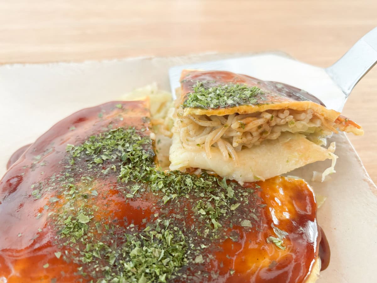 焼きそばと蒸しキャベツがサンドされているビジュアルは、いかにもご当地風ですが……