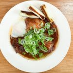 「やわらか味噌角煮」は味噌が濃厚そうなので焼きネギや温玉なんかを合わせてみました