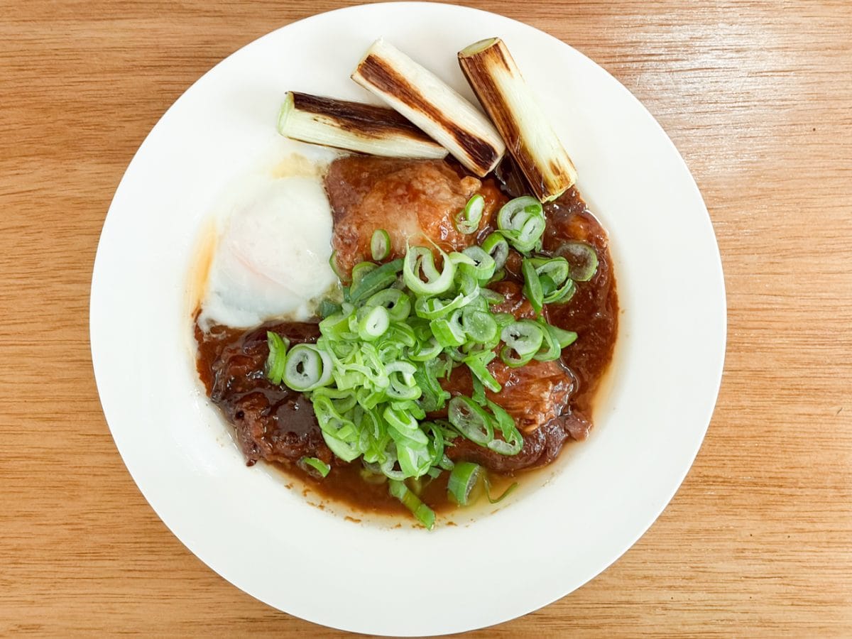 「やわらか味噌角煮」は味噌が濃厚そうなので焼きネギや温玉なんかを合わせてみました