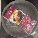 湯せんがもっとも手軽い調理方法ですが、電子レンジの場合は500wで3分の温めとなっています