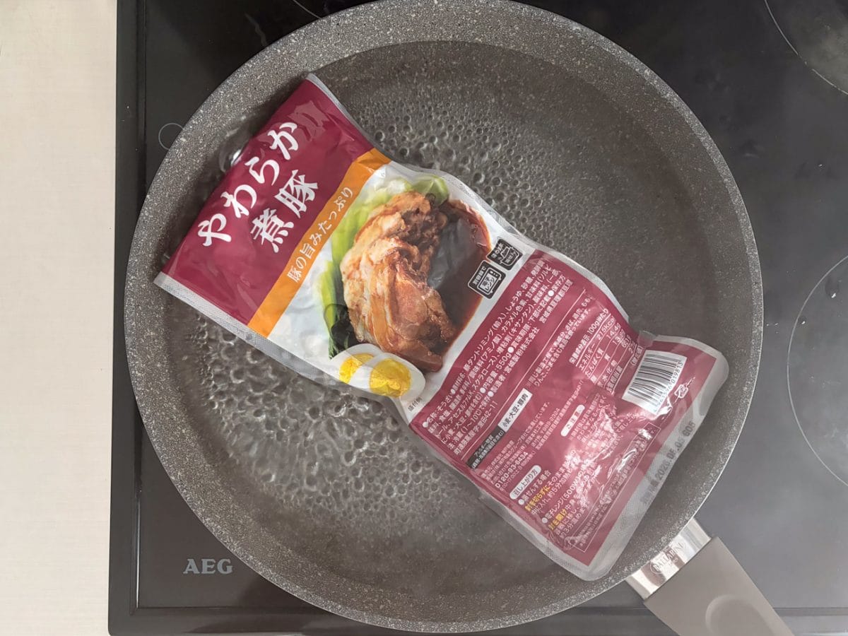 湯せんがもっとも手軽い調理方法ですが、電子レンジの場合は500wで3分の温めとなっています