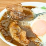 実食してみると、角煮のタレ味とカレー味がバランスよく合わさっている甘めのカレーです