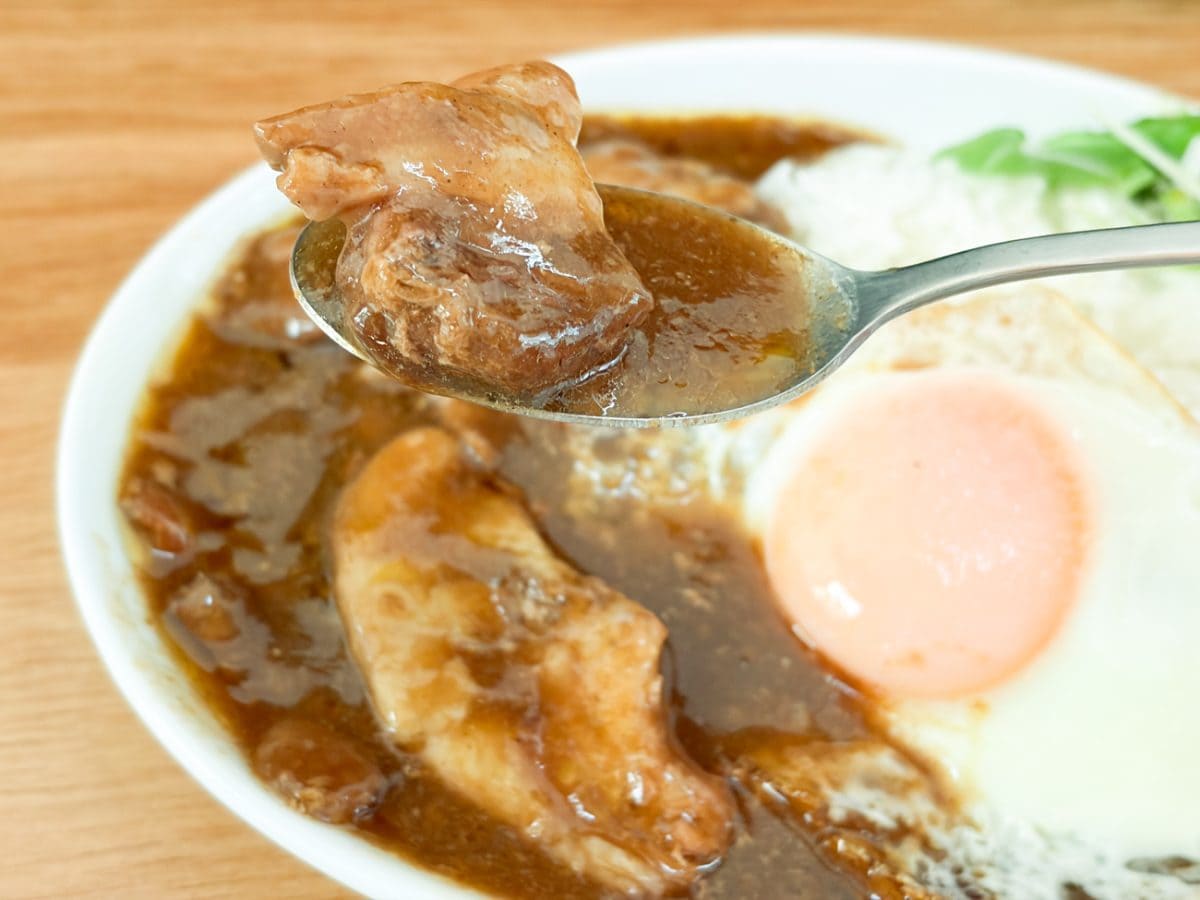 実食してみると、角煮のタレ味とカレー味がバランスよく合わさっている甘めのカレーです