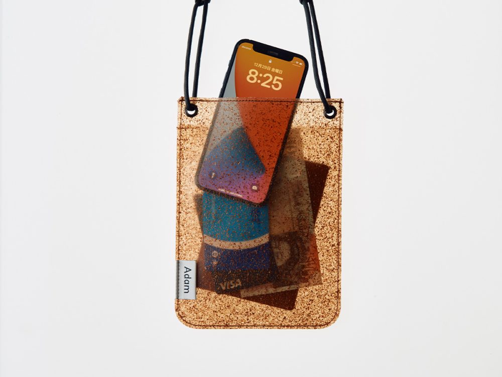 スマホやカード、お金までを難なく収めることができ、パスポートにも対応しているので旅先の現地バッグとしても使えそう